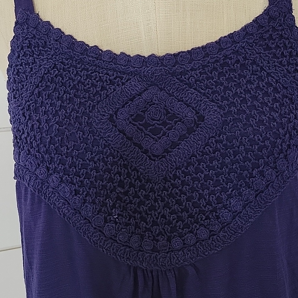CABLE & GAUGE medium blue tank top with cotton crochet at chest - Picture 2 of 6
